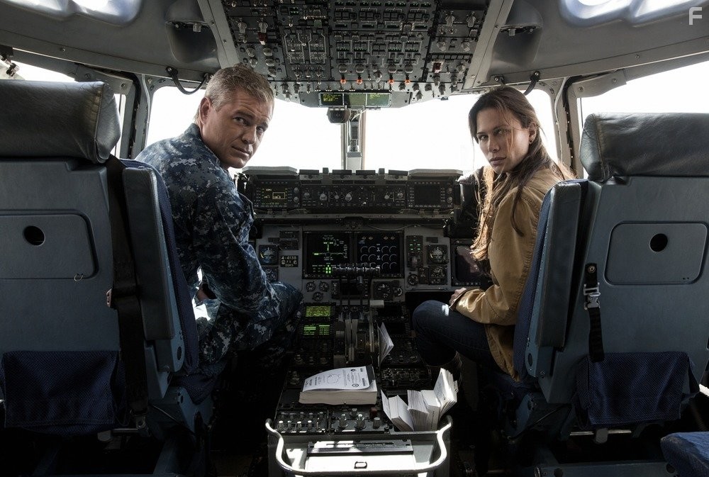 Eric Dane and Rhona Mitra in Последний корабль (2014)