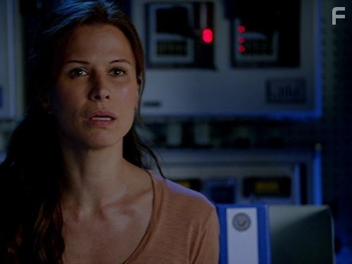 Rhona Mitra in Последний корабль (2014)