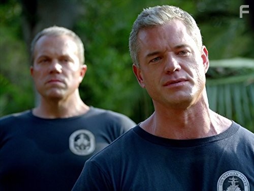 Adam Baldwin and Eric Dane in Последний корабль (2014)