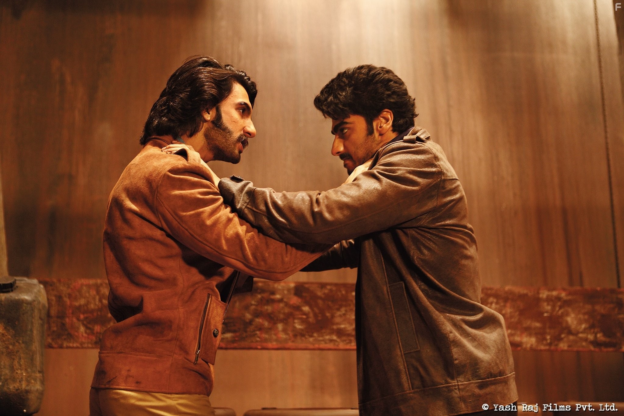 Arjun Kapoor and Ranveer Singh in Вне закона (2014)