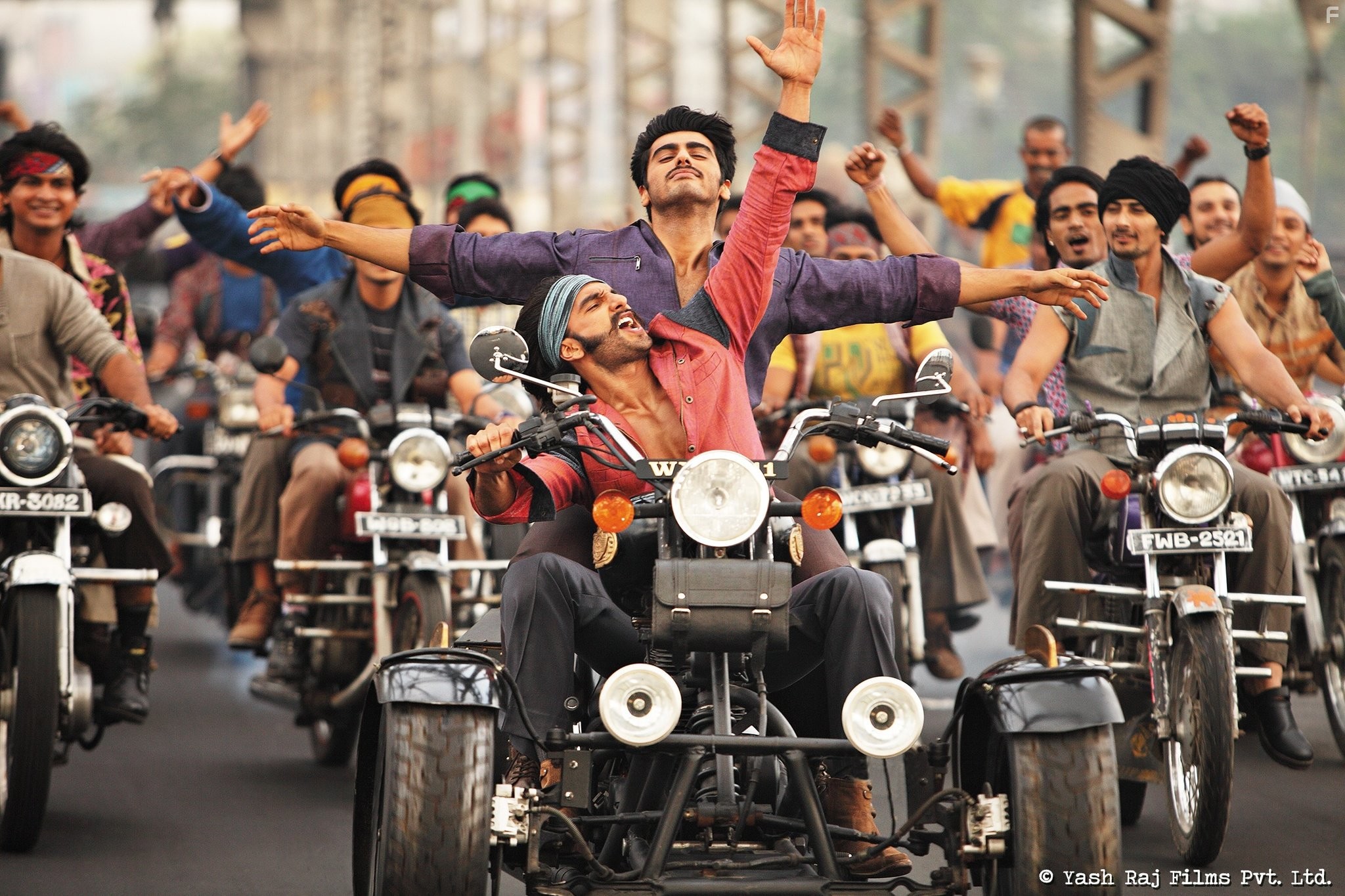 Arjun Kapoor and Ranveer Singh in Вне закона (2014)