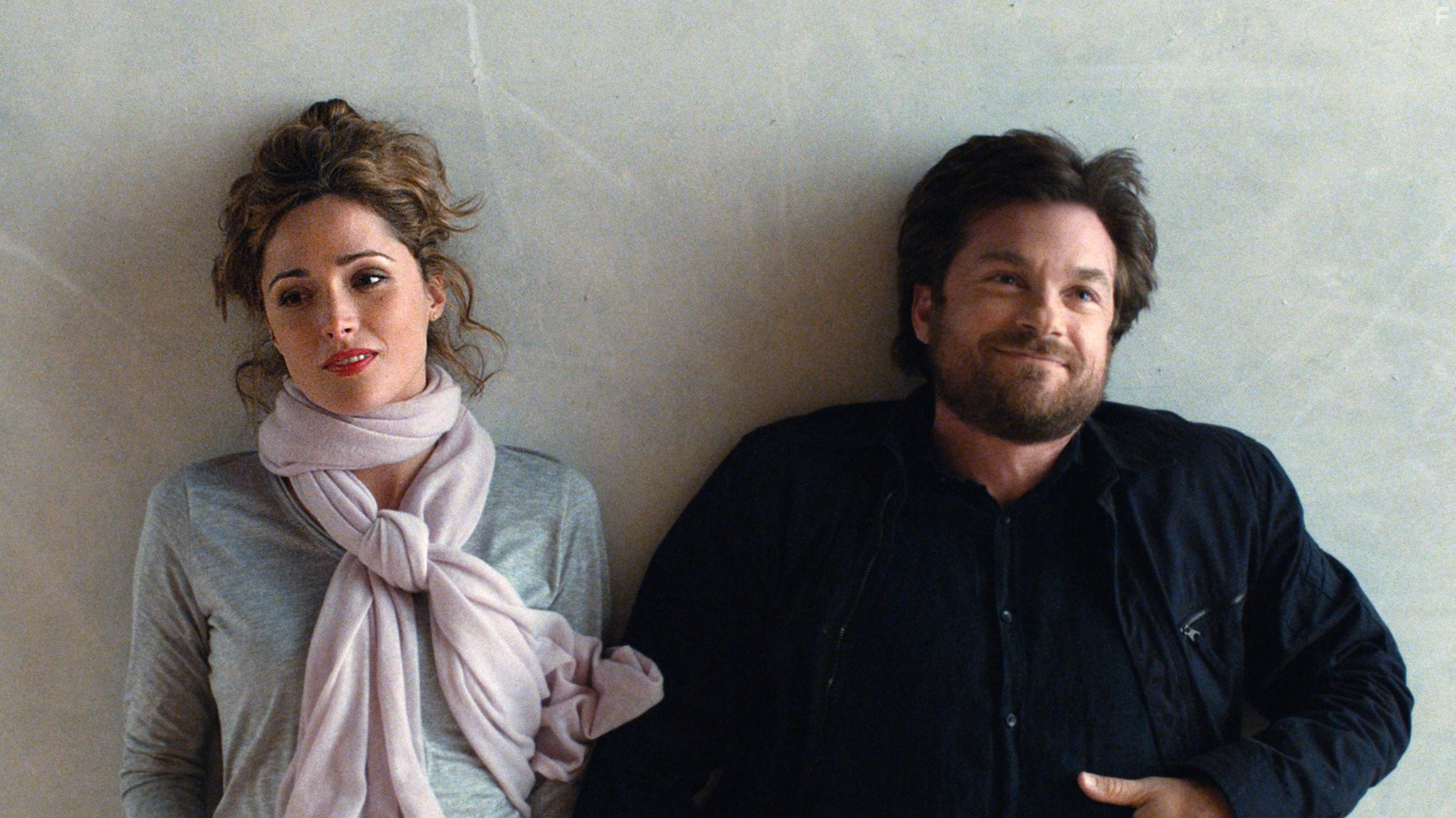 Jason Bateman and Rose Byrne in Дальше живите сами (2014)