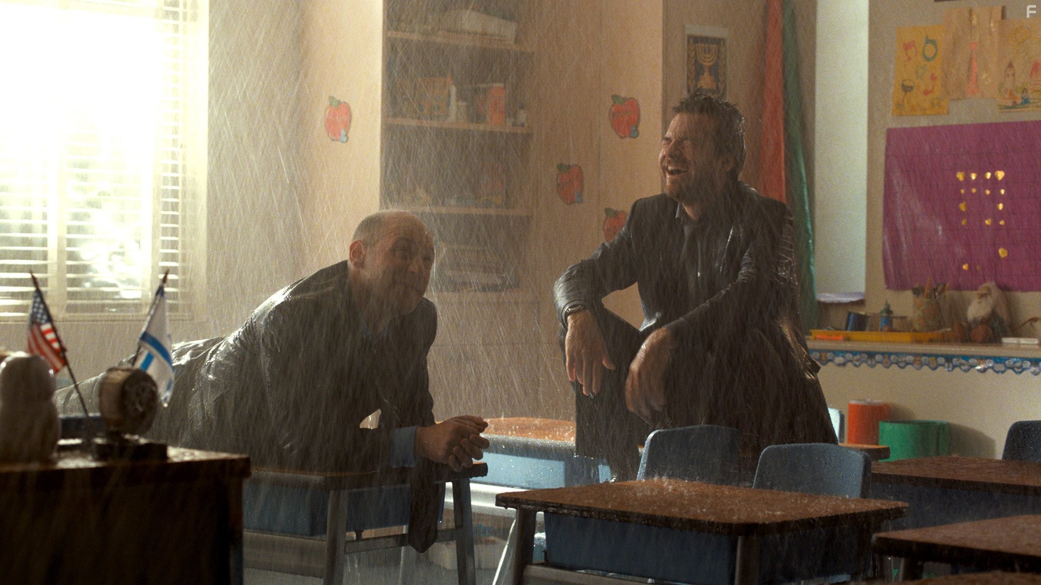 Jason Bateman and Corey Stoll in Дальше живите сами (2014)