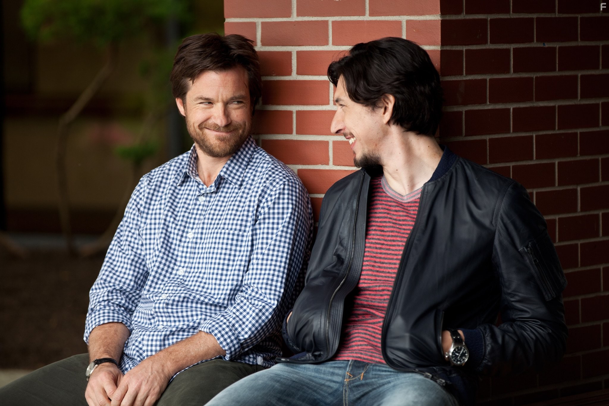 Jason Bateman and Adam Driver in Дальше живите сами (2014)