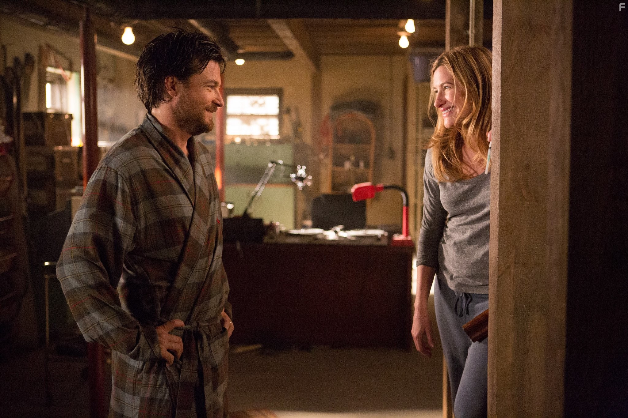 Jason Bateman and Kathryn Hahn in Дальше живите сами (2014)