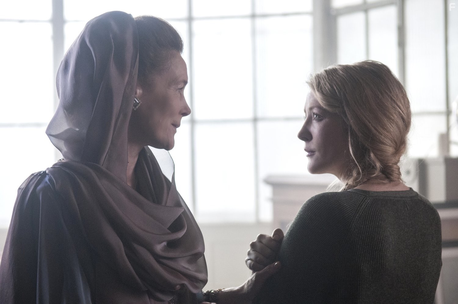 Alice Krige and Jennifer Finnigan in Тиран (2014)