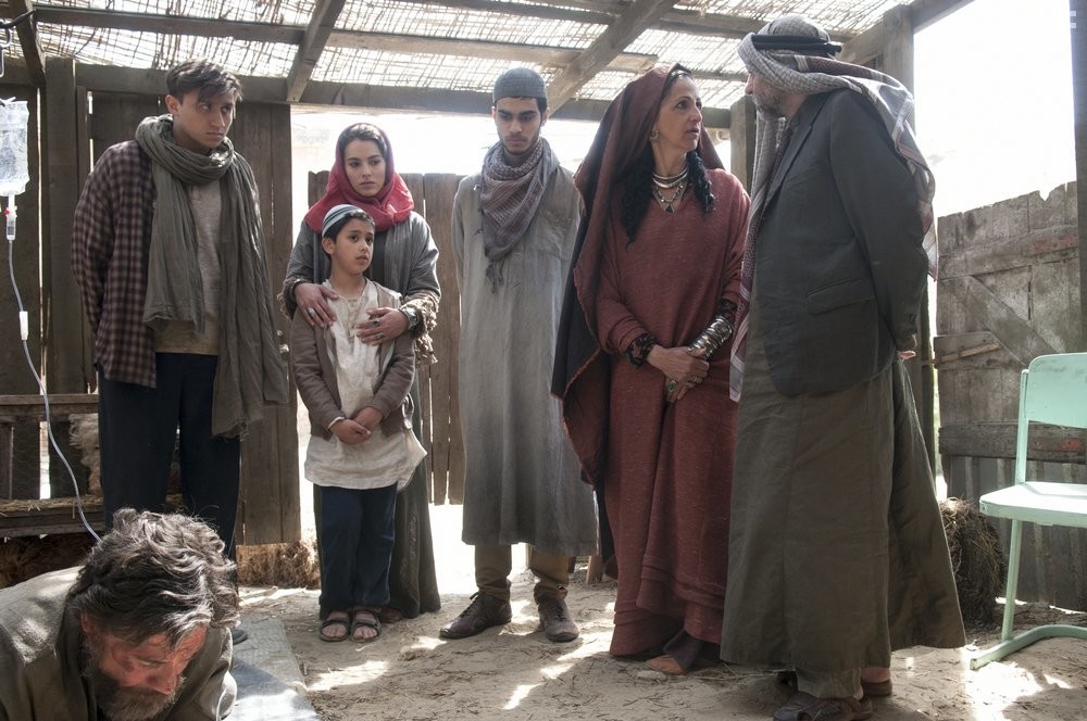 Nasser Memarzia, Melia Kreiling, Nathan Clarke, and Armin Karima in Тиран (2014)