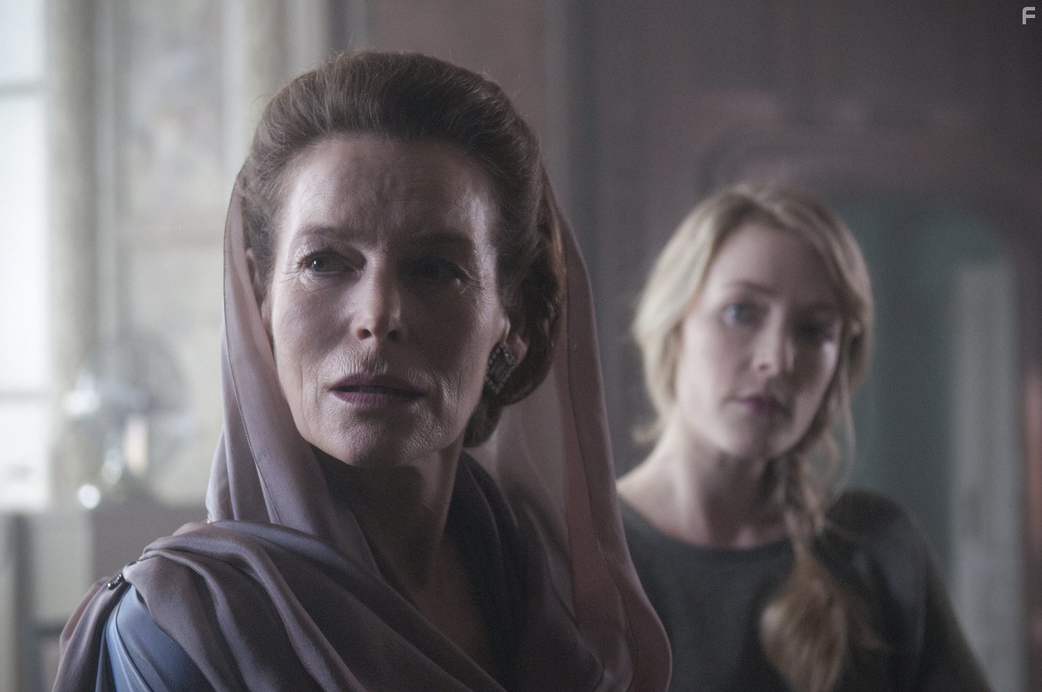 Alice Krige and Jennifer Finnigan in Тиран (2014)