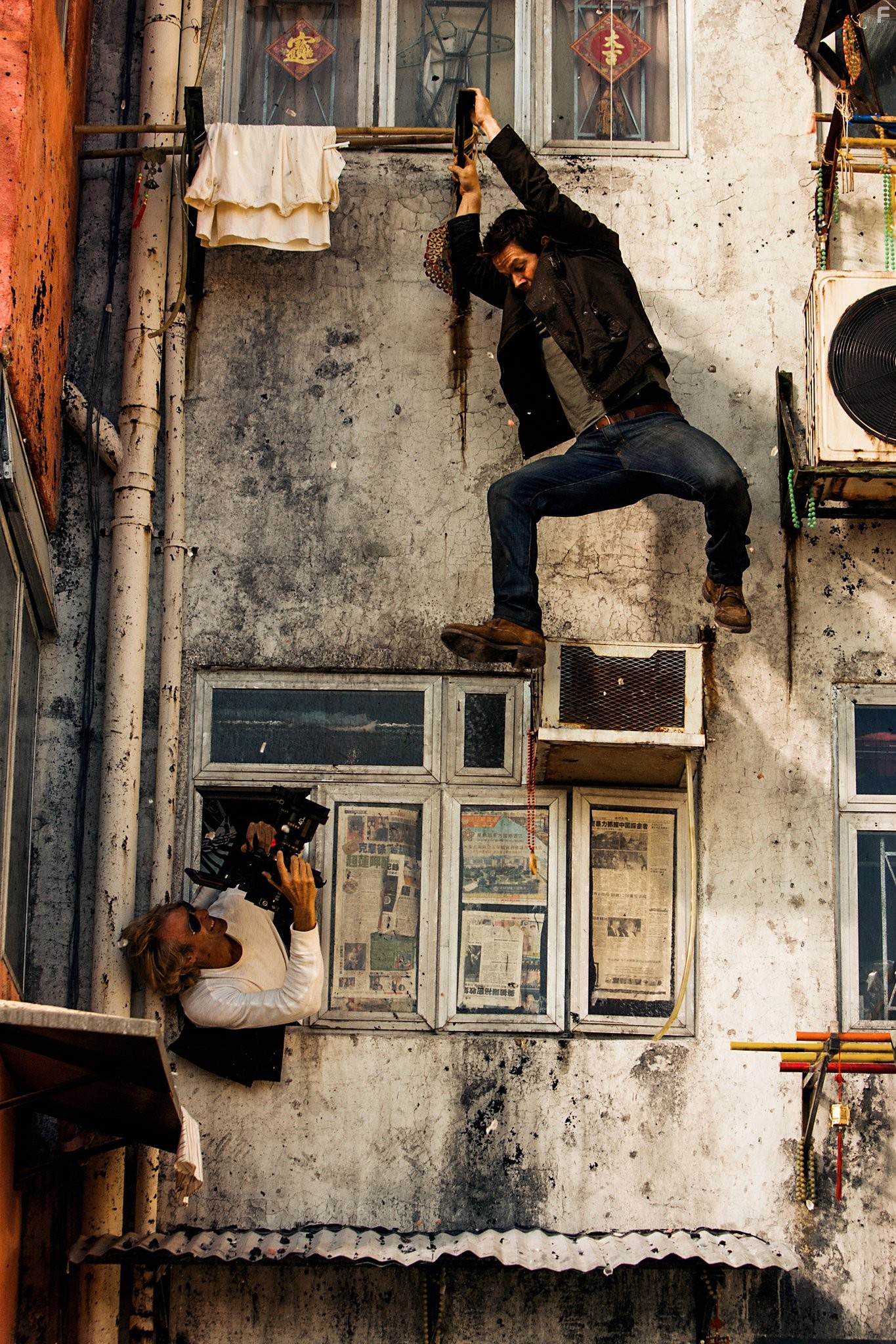 Mark Wahlberg and Michael Bay in Трансформеры: Эпоха истребления (2014)