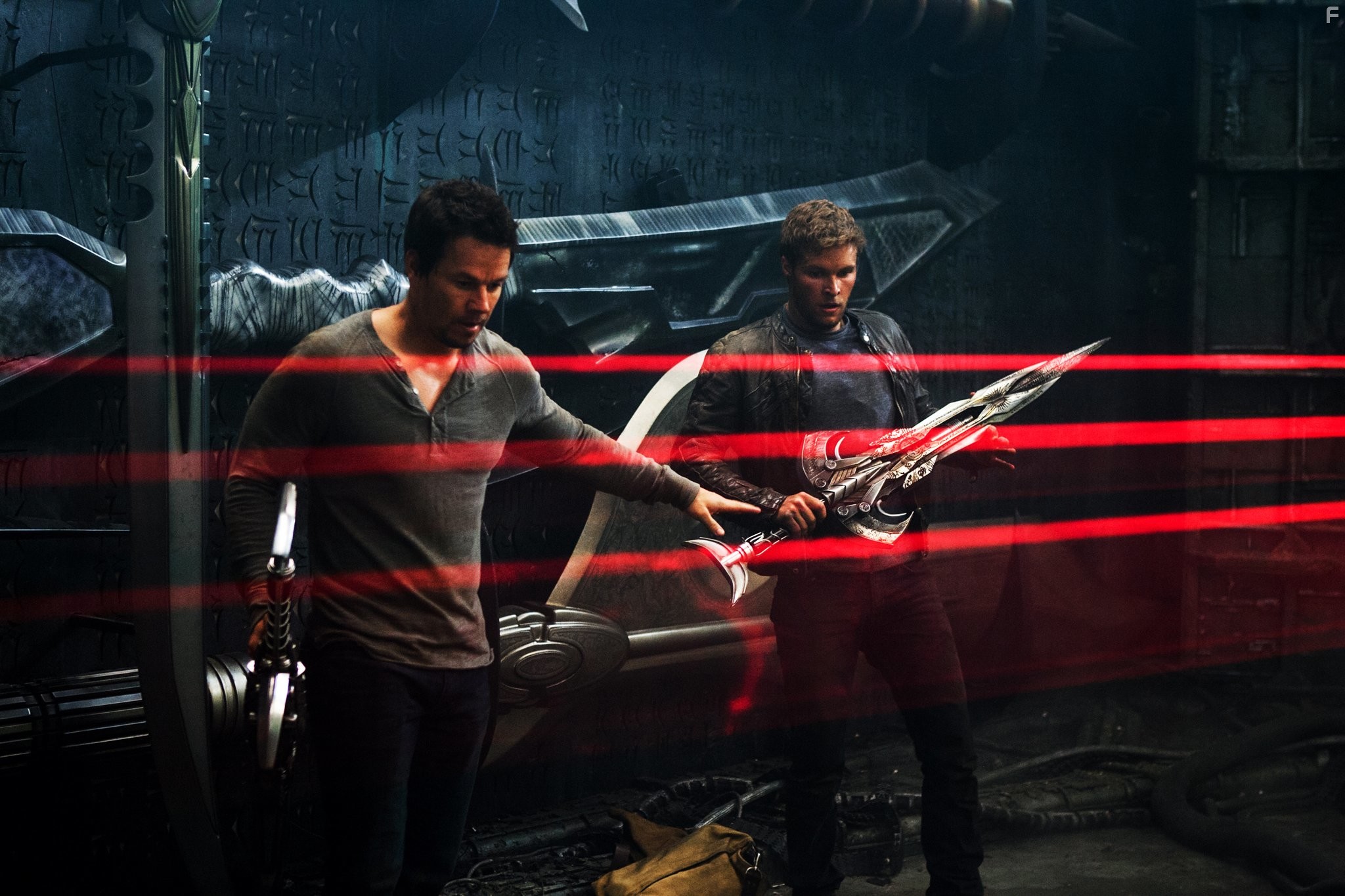 Mark Wahlberg and Jack Reynor in Трансформеры: Эпоха истребления (2014)