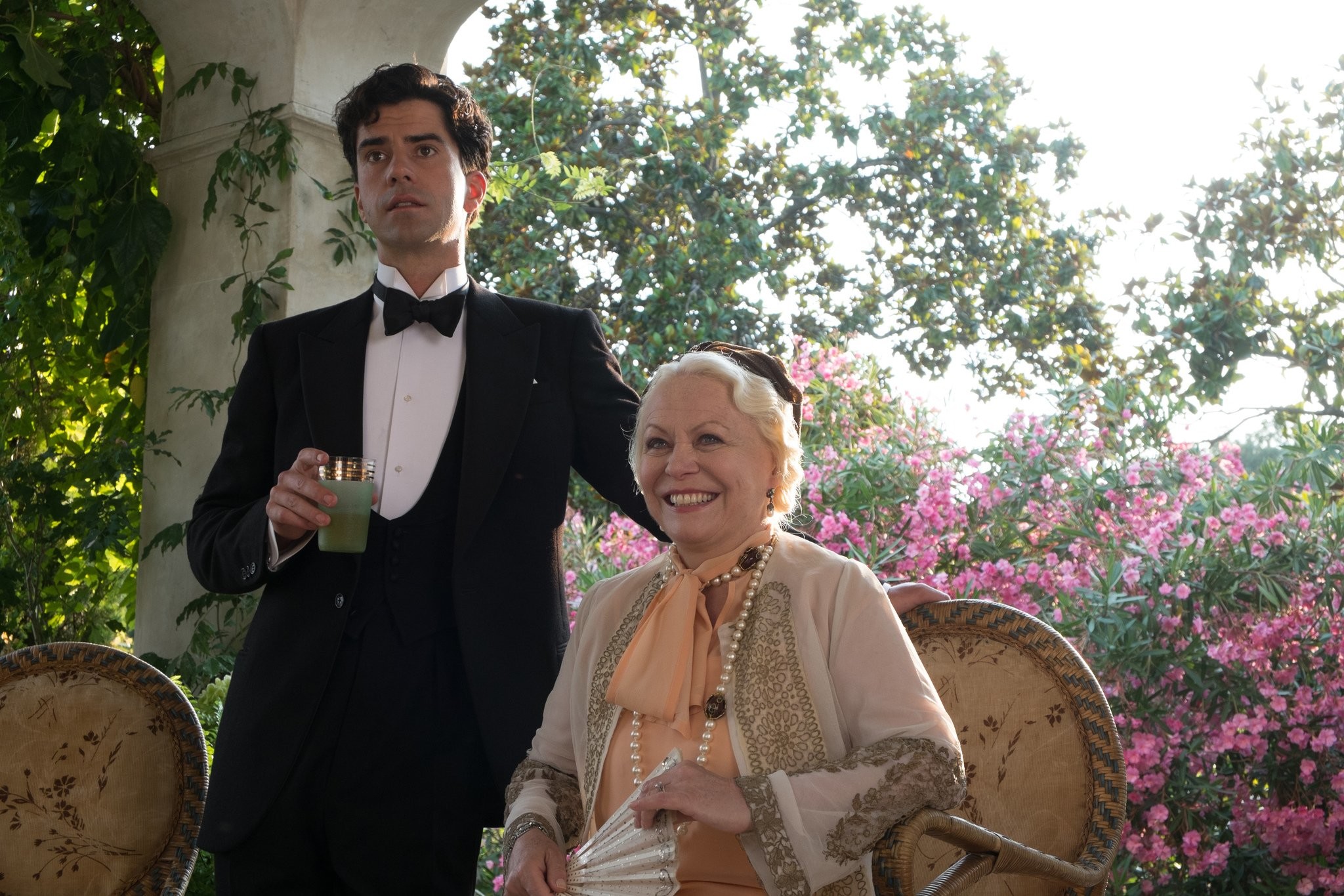 Hamish Linklater and Jacki Weaver in Магия лунного света (2014)