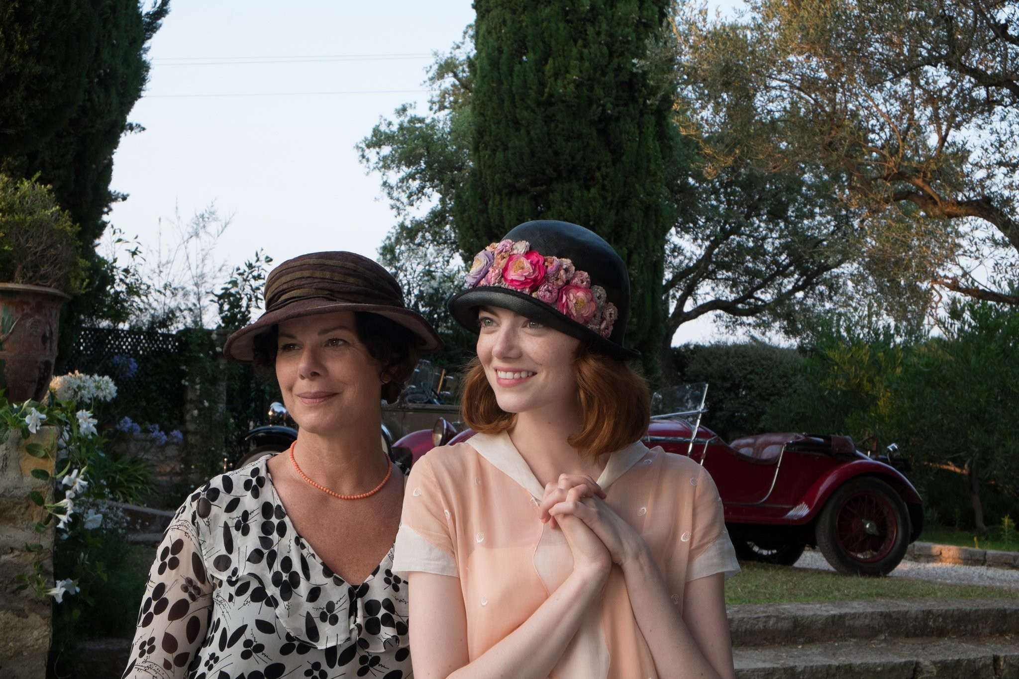 Marcia Gay Harden and Emma Stone in Магия лунного света (2014)