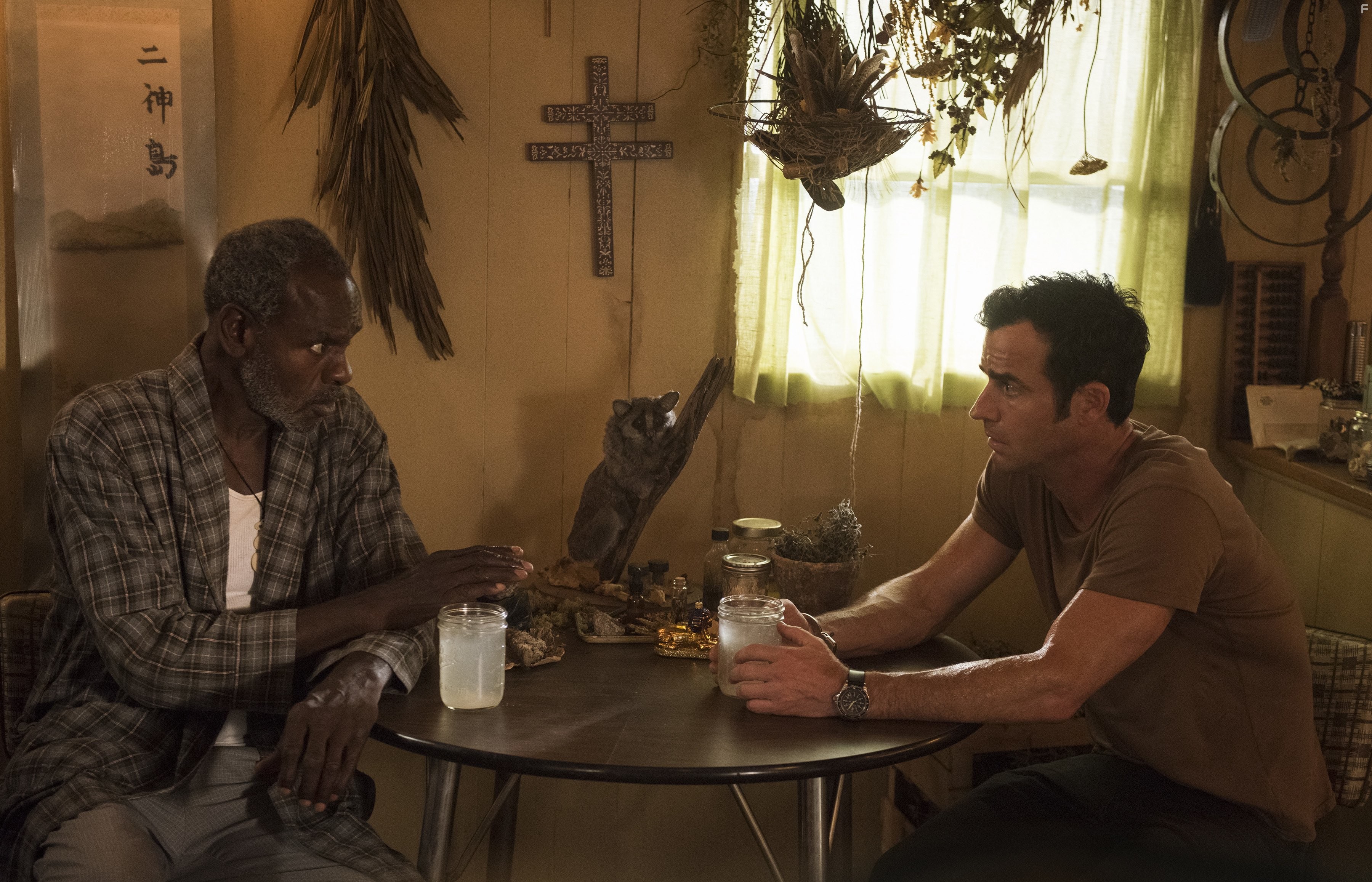 Justin Theroux and Steven Williams in Оставленные (2014)