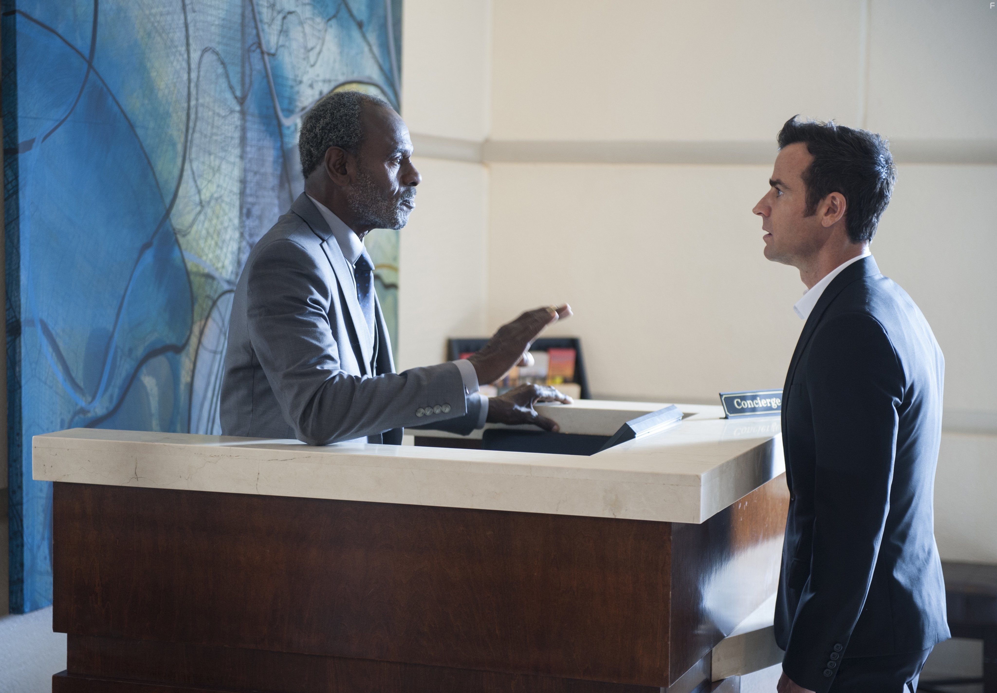 Justin Theroux and Steven Williams in Оставленные (2014)