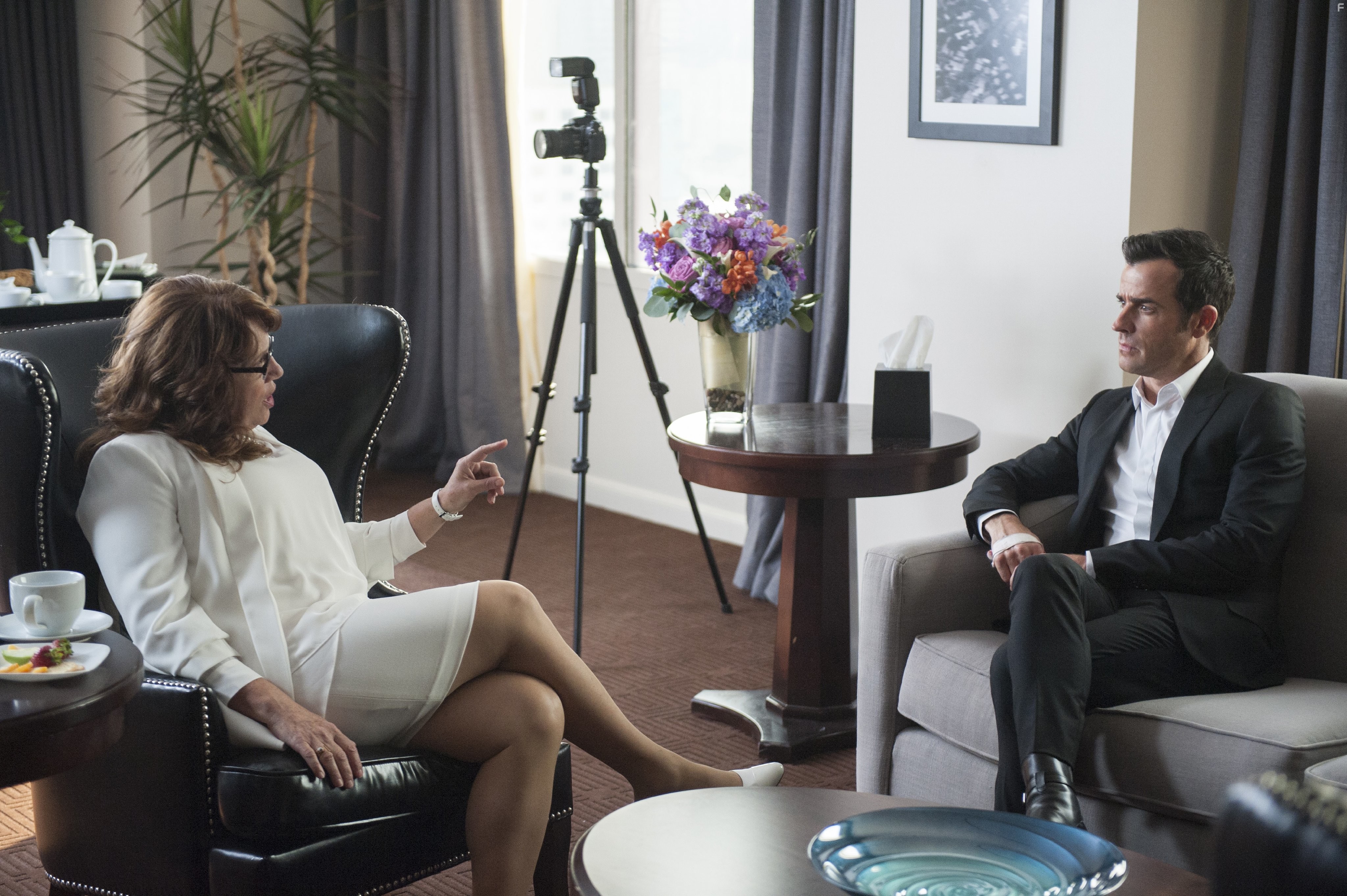 Ann Dowd and Justin Theroux in Оставленные (2014)