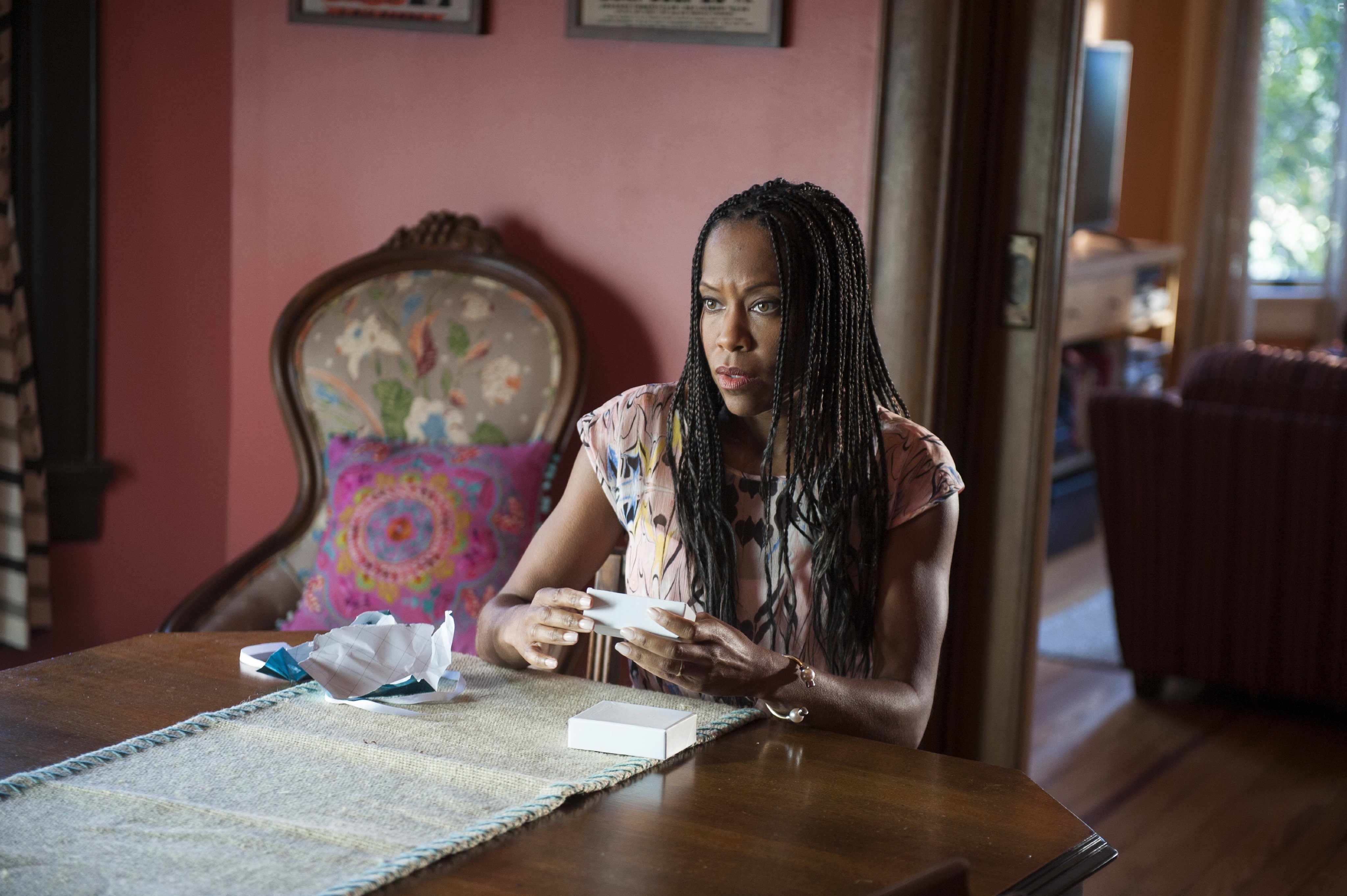 Regina King in Оставленные (2014)