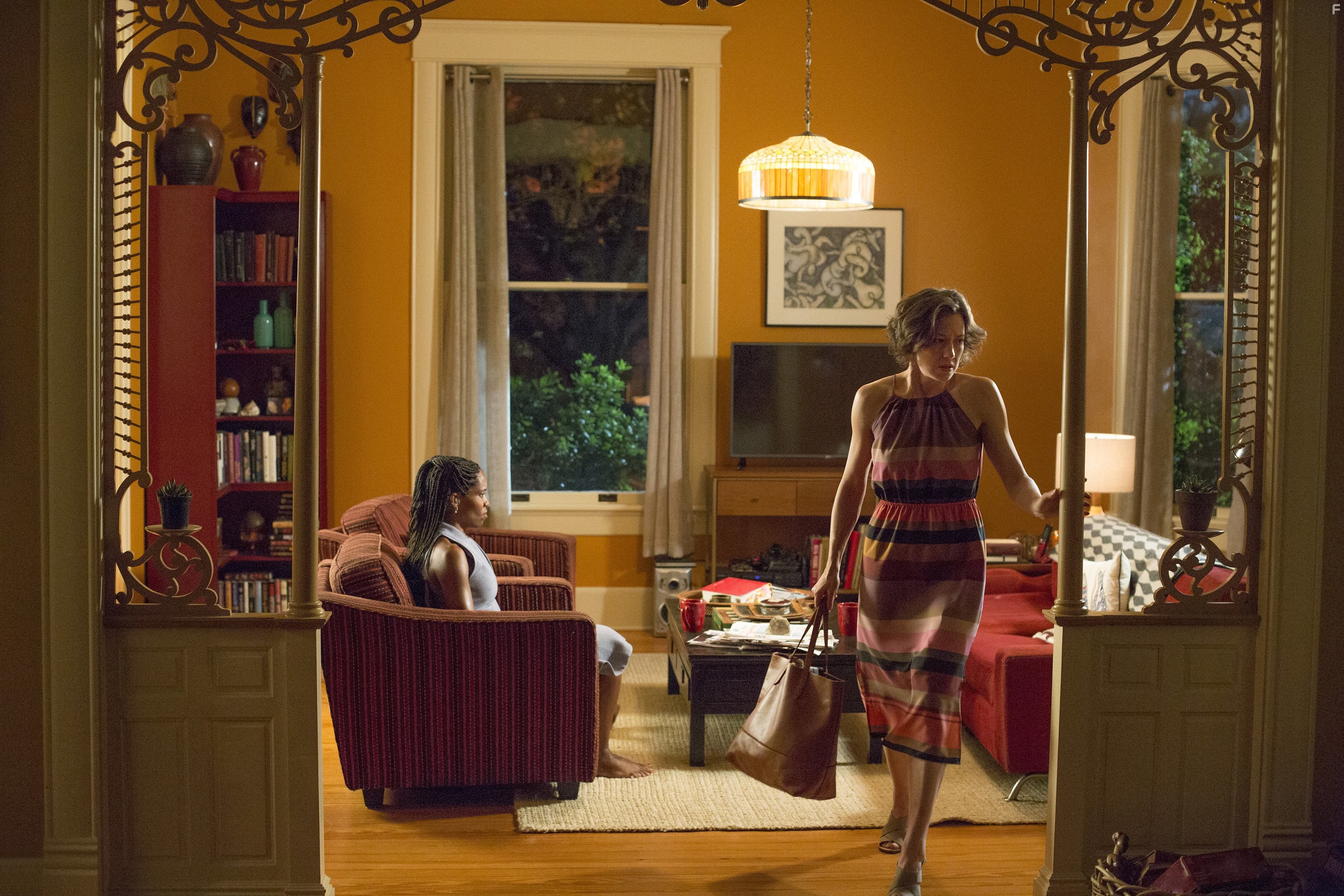 Regina King and Carrie Coon in Оставленные (2014)