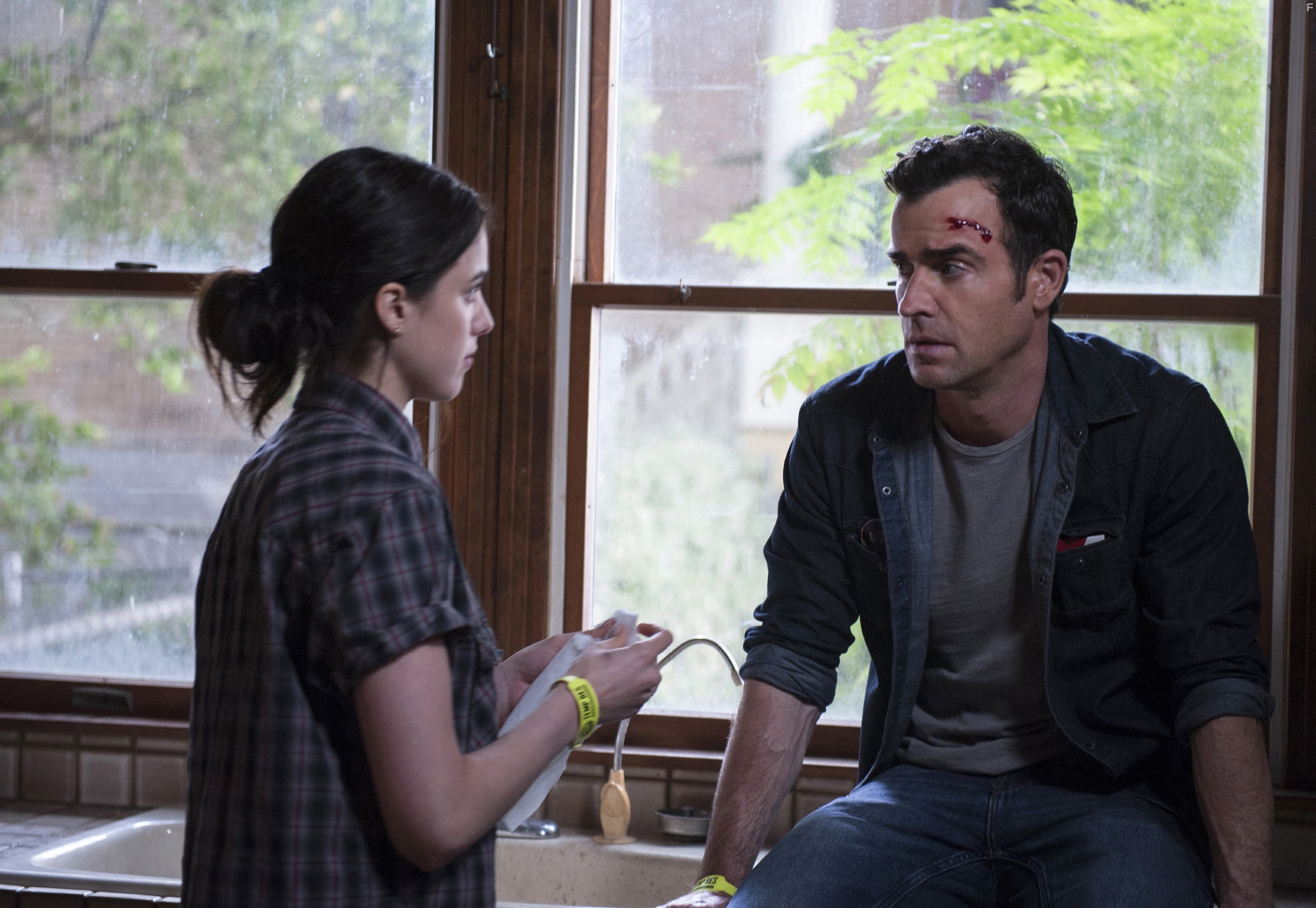 Justin Theroux and Margaret Qualley in Оставленные (2014)