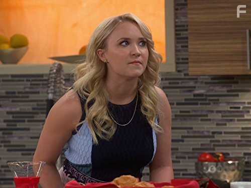 Emily Osment in Молодые и голодные (2014)