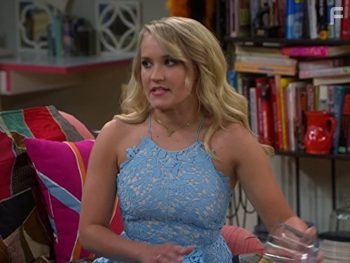 Emily Osment in Молодые и голодные (2014)