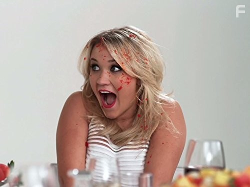 Emily Osment in Молодые и голодные (2014)
