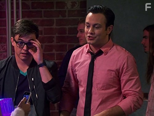 Jesse McCartney and Jonathan Sadowski in Молодые и голодные (2014)