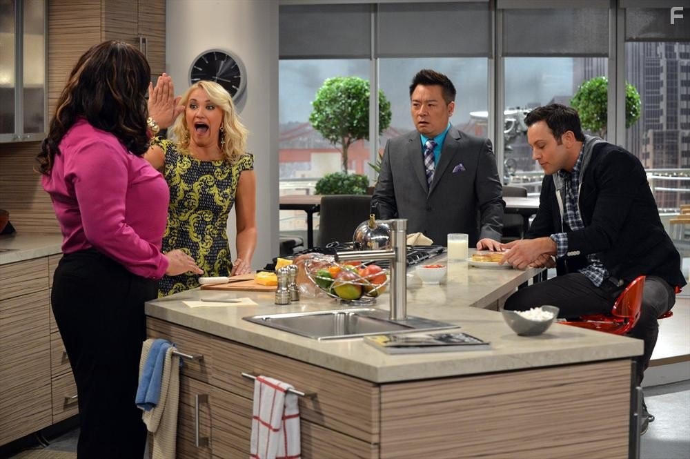 Kym Whitley, Rex Lee, Emily Osment, and Jonathan Sadowski in Молодые и голодные (2014)