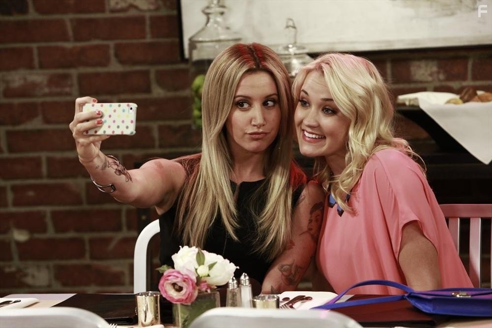 Emily Osment and Ashley Tisdale in Молодые и голодные (2014)