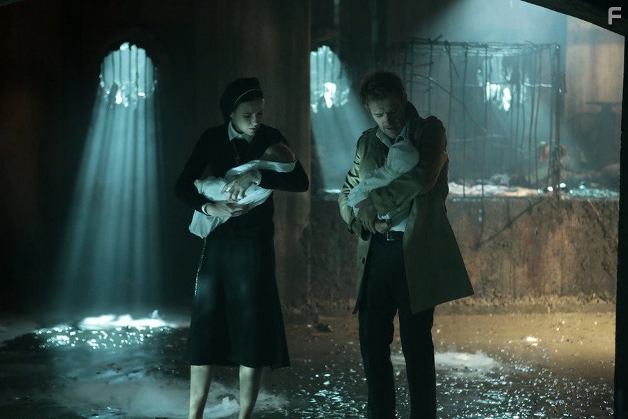 Matt Ryan and Claire van der Boom in Константин (2014)