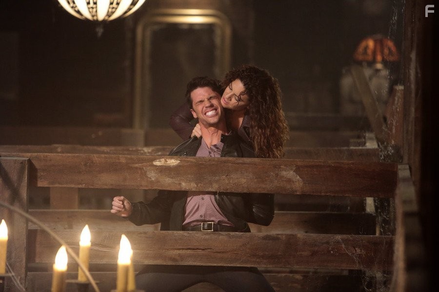 Ang?lica Celaya and David A. Gregory in Константин (2014)