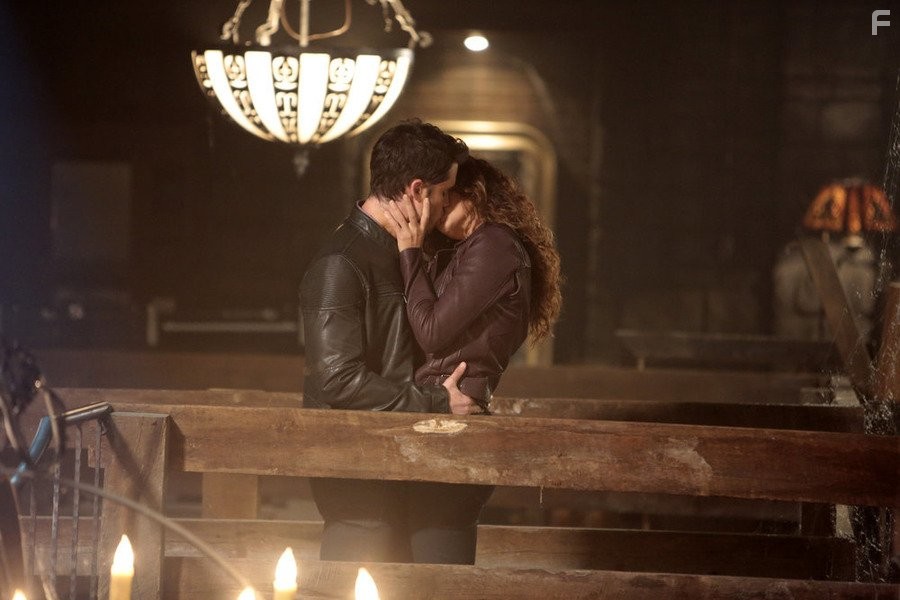 Ang?lica Celaya and David A. Gregory in Константин (2014)