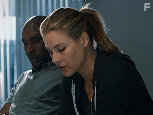 Morris Chestnut and Ali Larter in Легенды (2014)