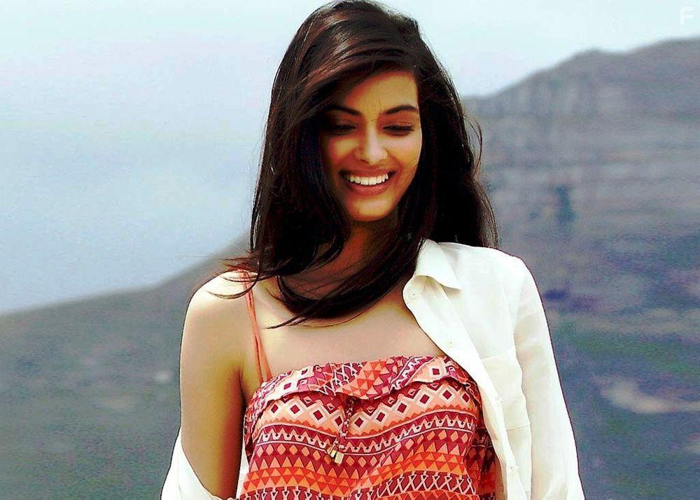 Diana Penty in Cocktail (2012)