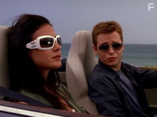 Emmanuelle Chriqui and Kevin Connolly in Красавцы (2004)