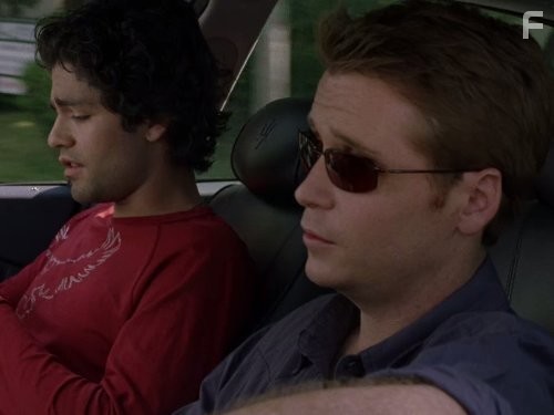 Adrian Grenier and Kevin Connolly in Красавцы (2004)