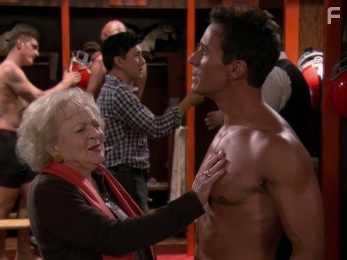 Dan Cortese and Betty White in Красотки в Кливленде (2010)