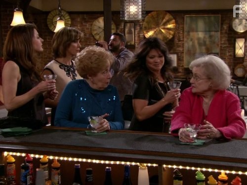 Valerie Bertinelli, Jane Leeves, Wendie Malick, Georgia Engel, and Betty White in Красотки в Кливленде (2010)