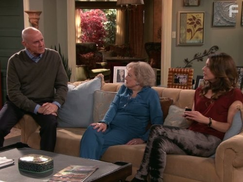 Jane Leeves, Alan Dale, and Betty White in Красотки в Кливленде (2010)