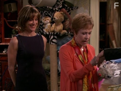 Carol Burnett and Wendie Malick in Красотки в Кливленде (2010)
