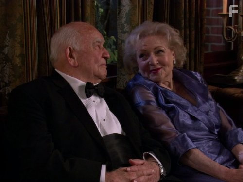 Edward Asner and Betty White in Красотки в Кливленде (2010)