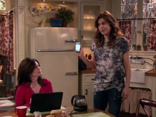 Valerie Bertinelli and Jane Leeves in Красотки в Кливленде (2010)