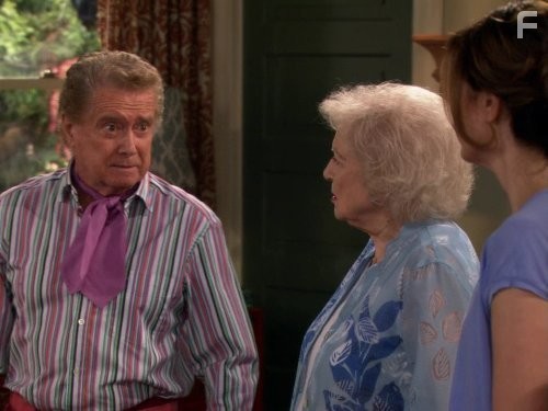 Regis Philbin and Betty White in Красотки в Кливленде (2010)