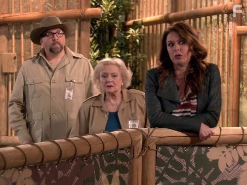 Jane Leeves, Daniel Roebuck, and Betty White in Красотки в Кливленде (2010)