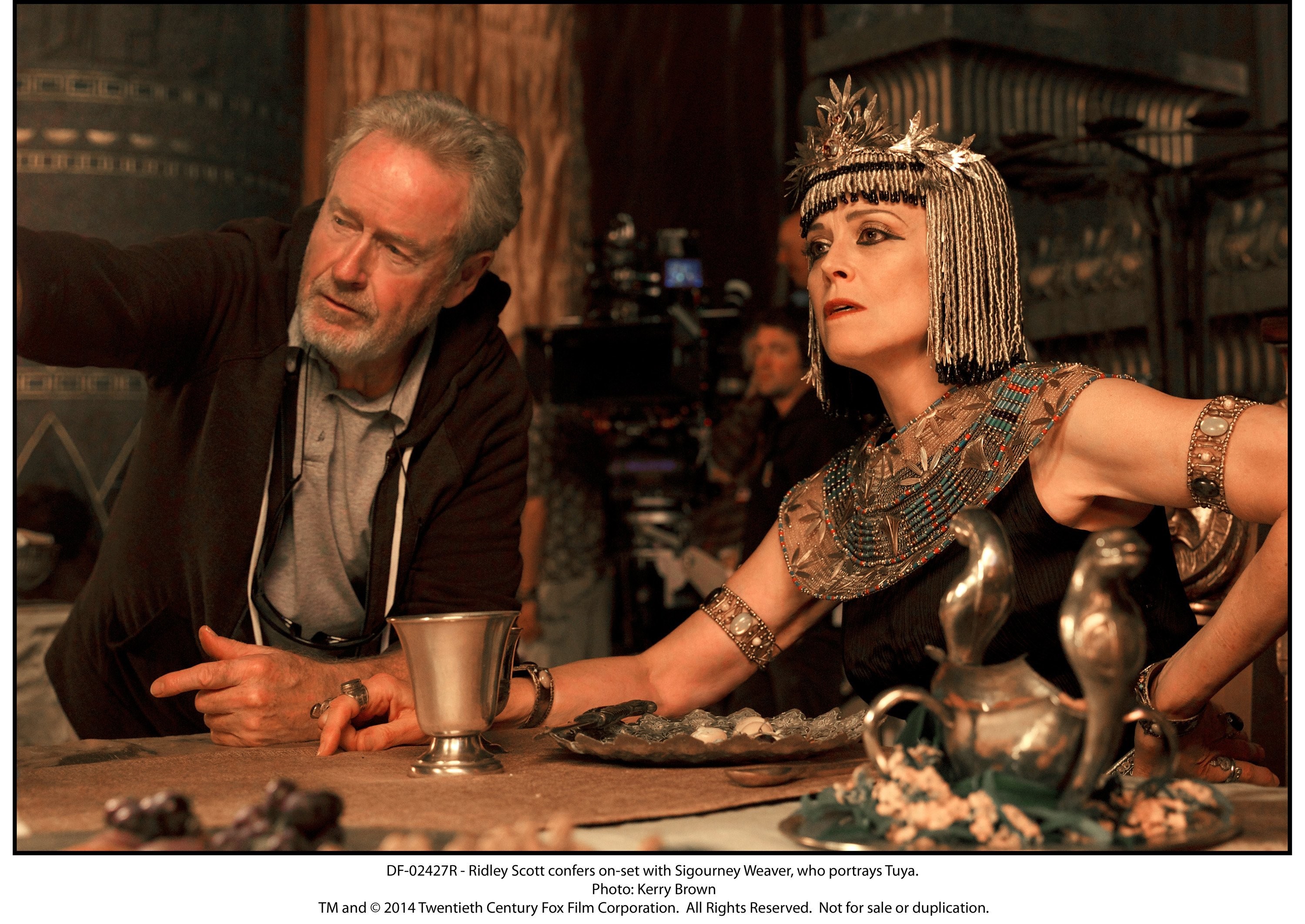 Sigourney Weaver and Ridley Scott in Исход: Цари и боги (2014)