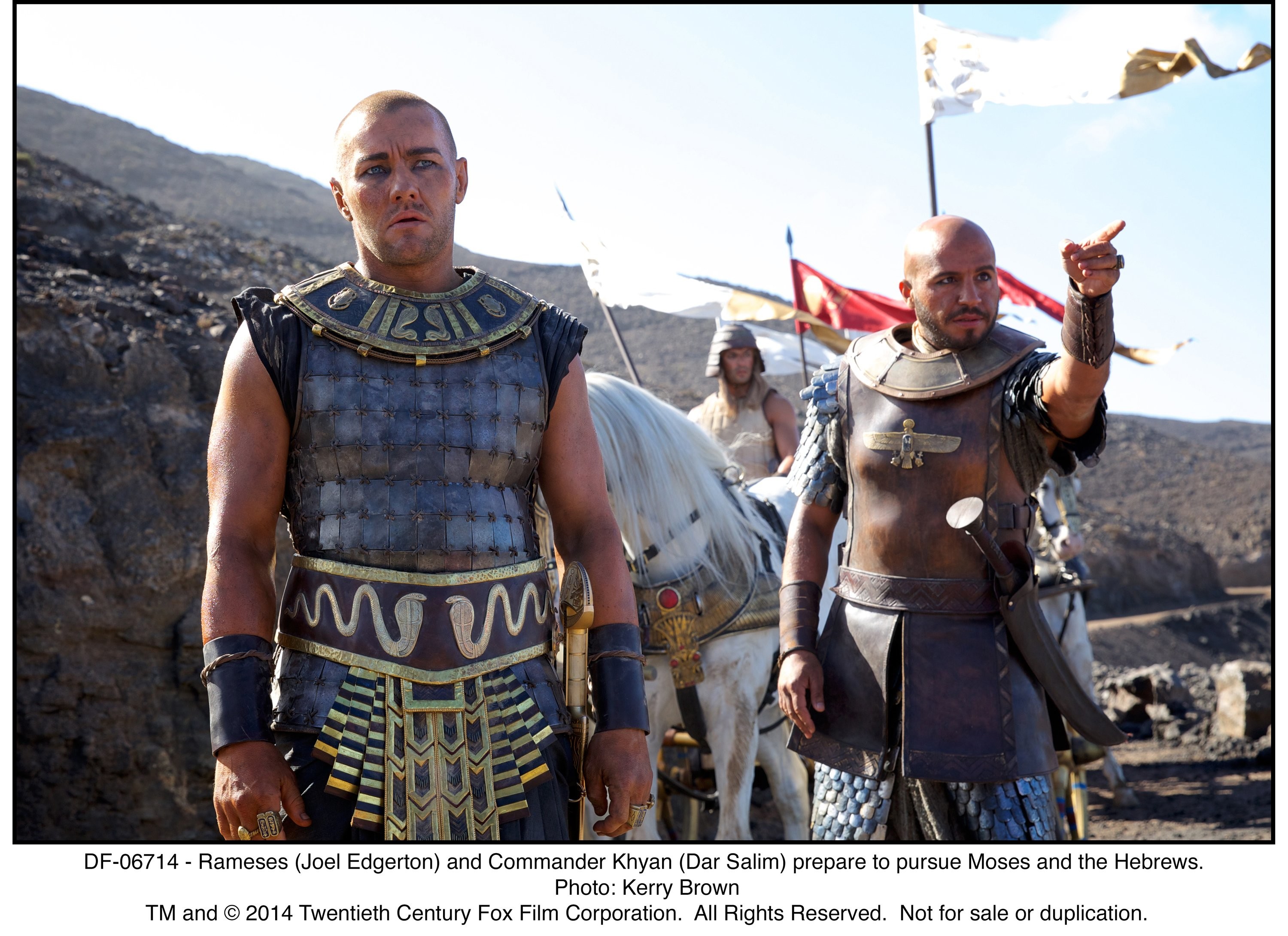 Joel Edgerton and Dar Salim in Исход: Цари и боги (2014)