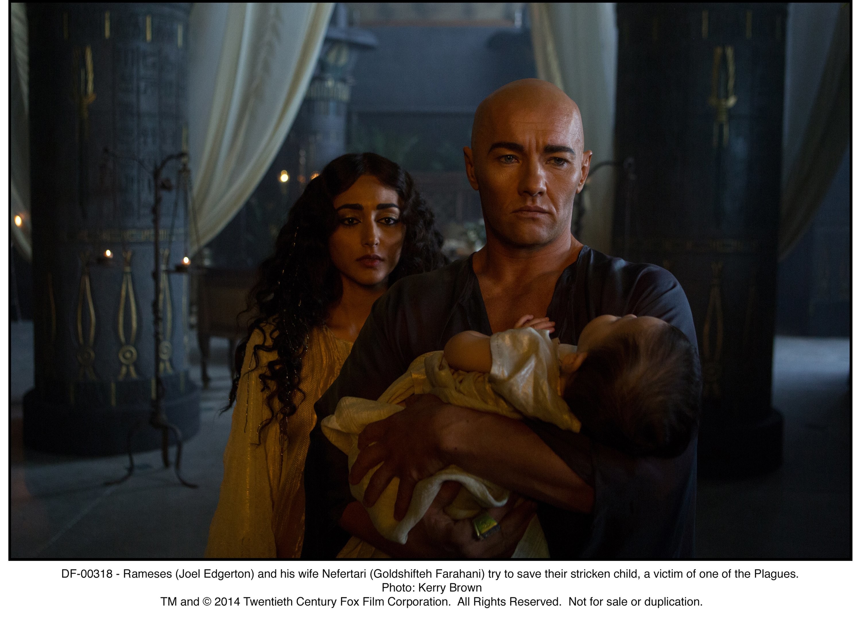 Joel Edgerton and Golshifteh Farahani in Исход: Цари и боги (2014)