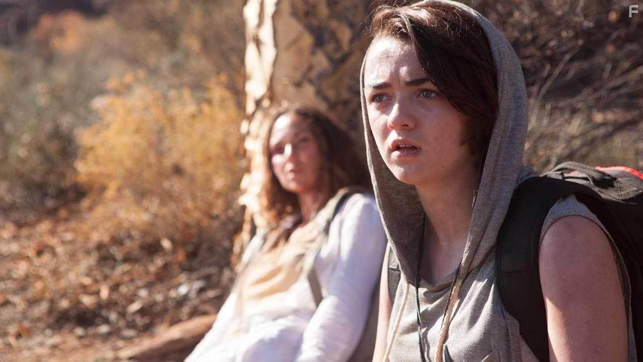 Svetlana Metkina and Maisie Williams in Тепловой удар (2013)