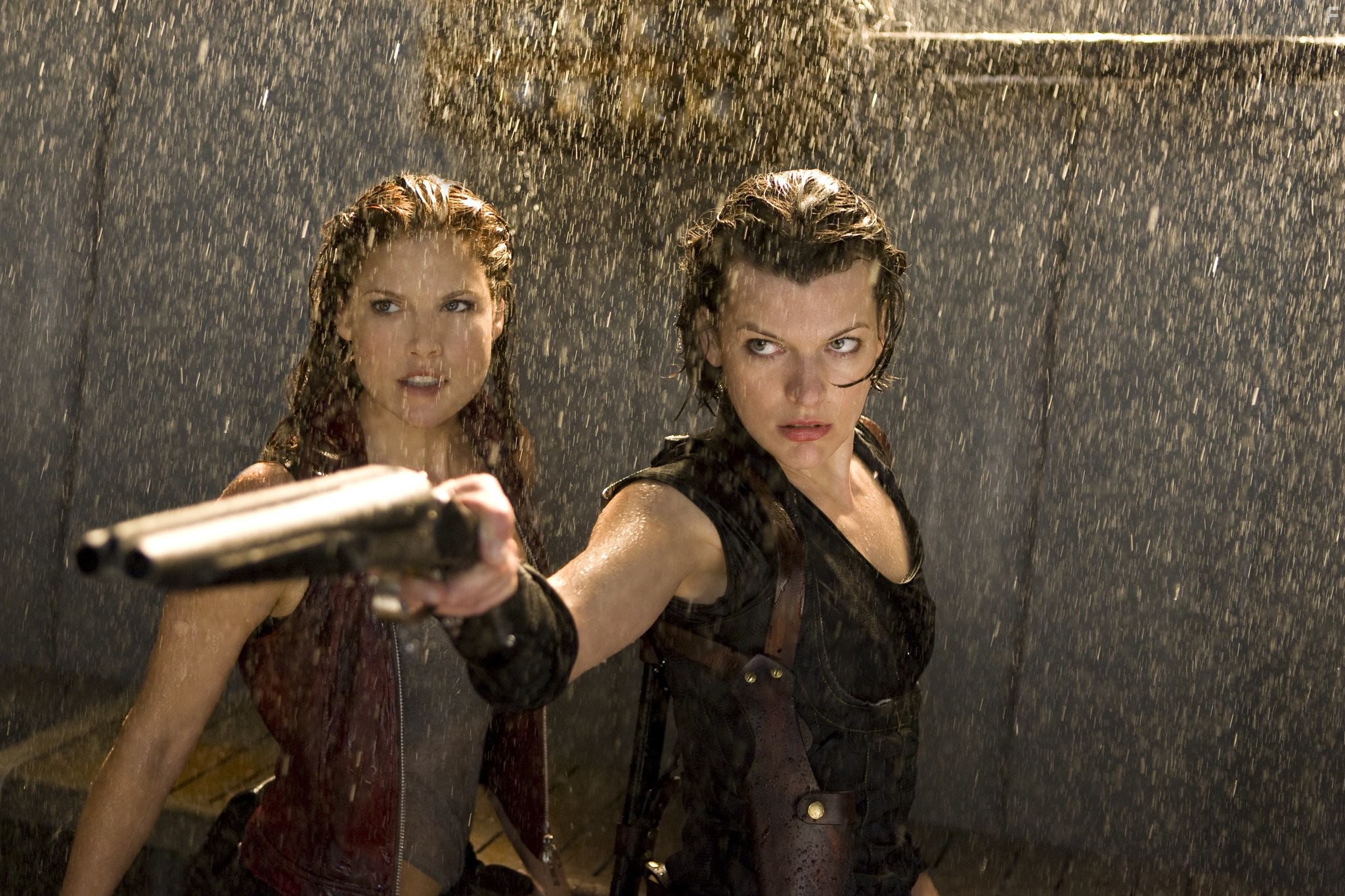 Milla Jovovich and Ali Larter in Обитель зла 4: Жизнь после смерти (2010)