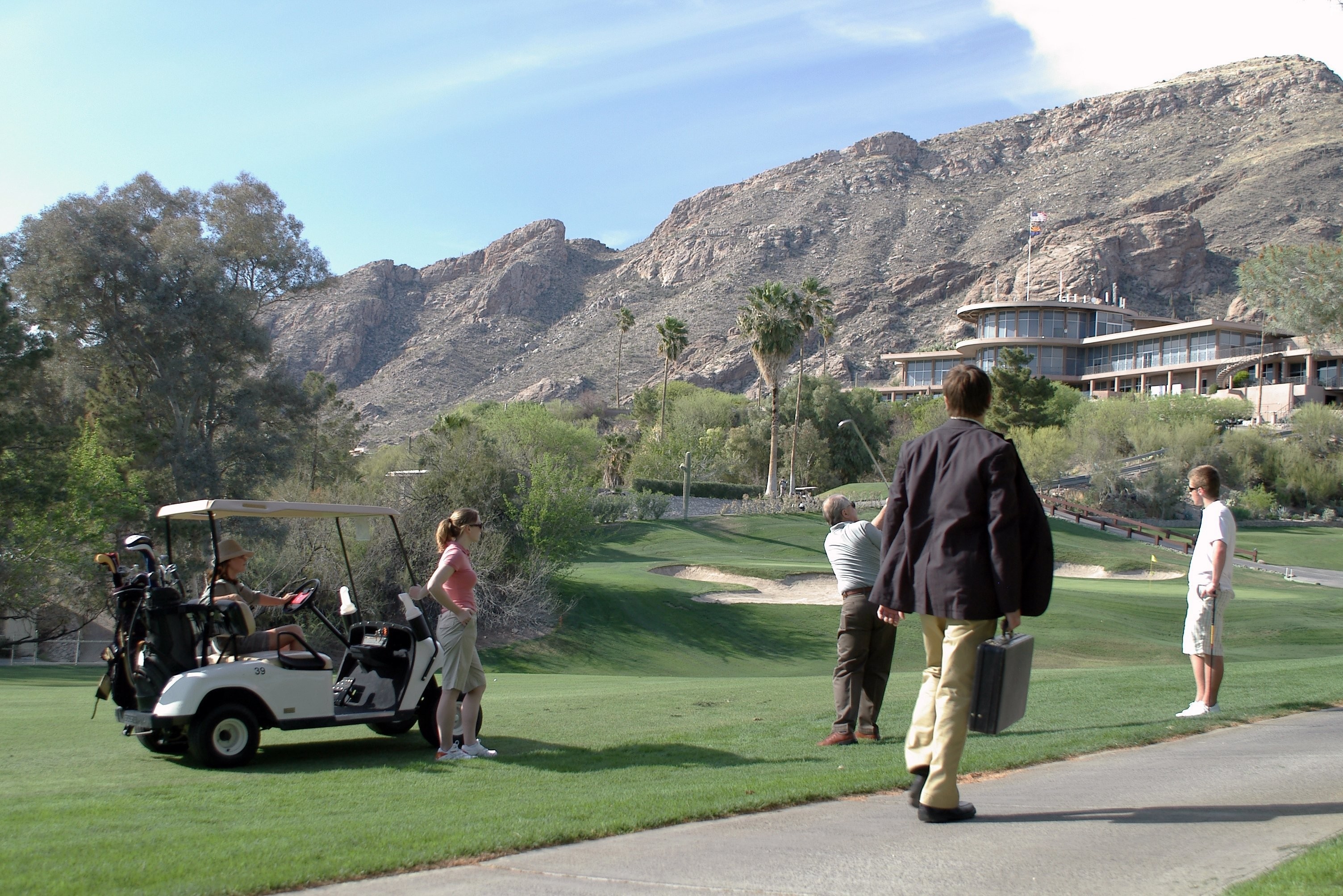 Jeremy Renner (Sam) at golf course