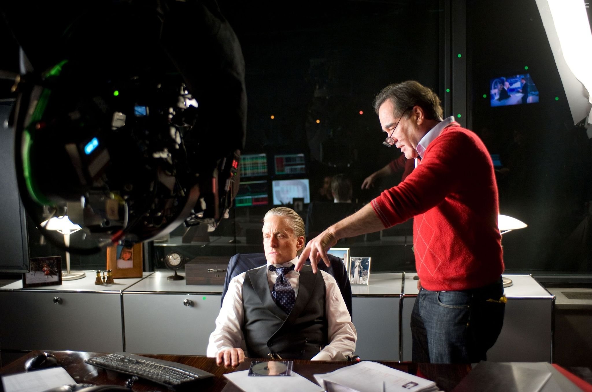 Michael Douglas and Oliver Stone in Уолл Стрит: Деньги не спят (2010)